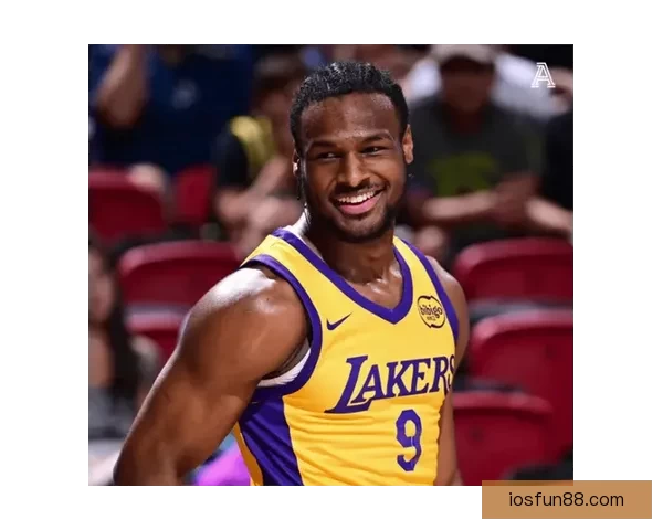 詹姆斯谈与布朗尼单挑时篮板碎裂：更专注高尔夫与国际象棋未来发展