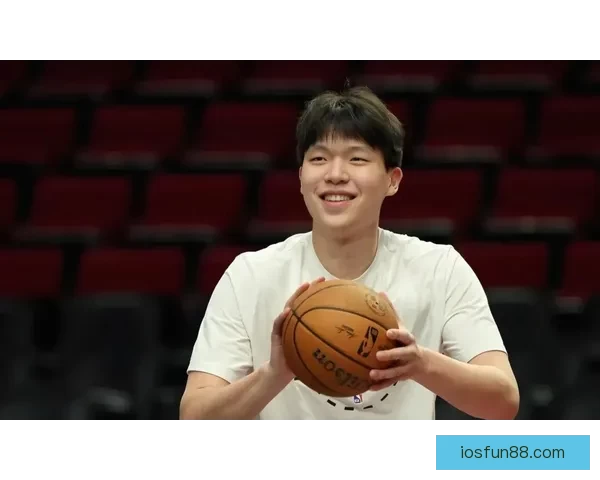 杨瀚森6分4篮板遭恶意抱摔裁判判罚引球迷狂嘘